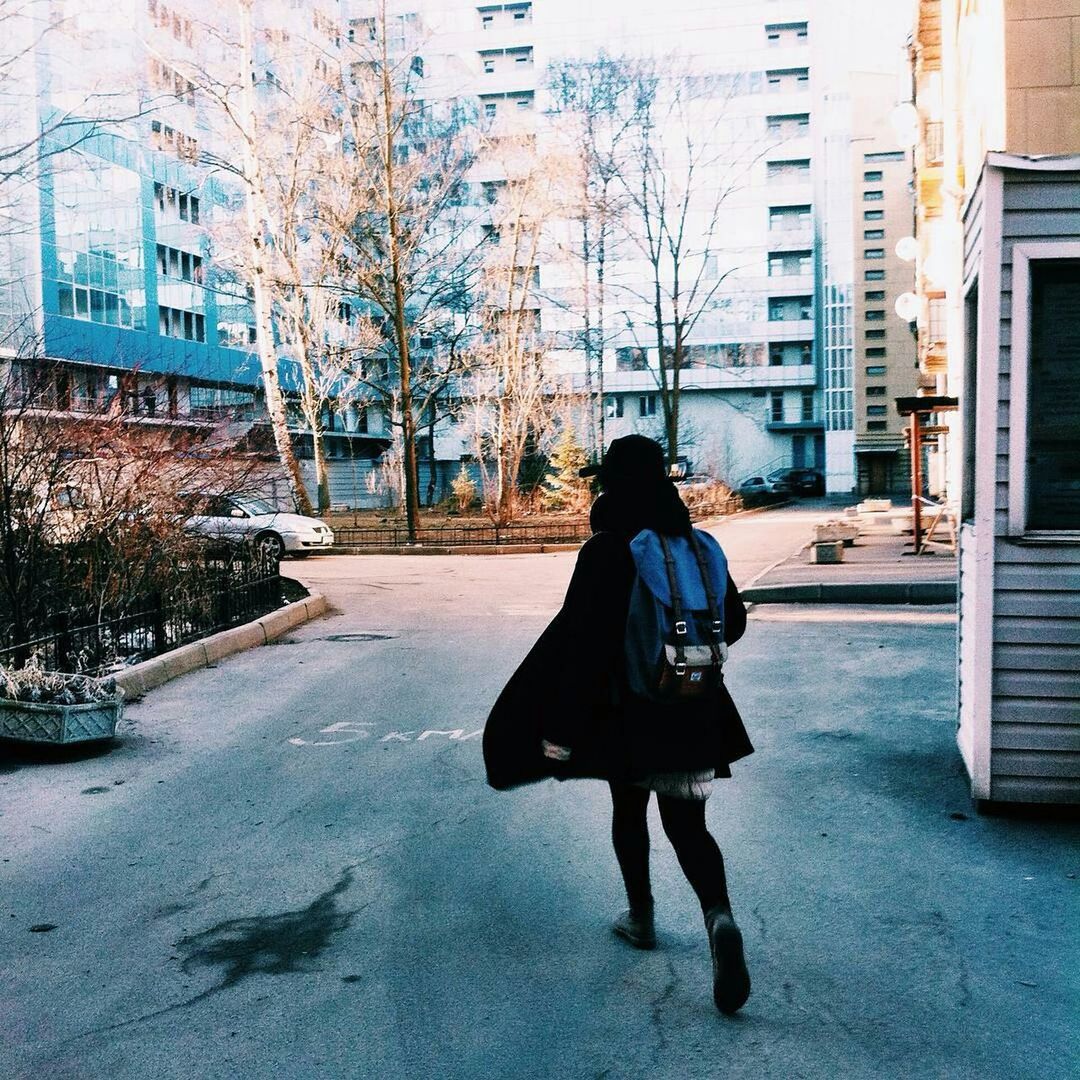 FULL LENGTH REAR VIEW OF WOMAN WALKING ON STREET IN WINTER