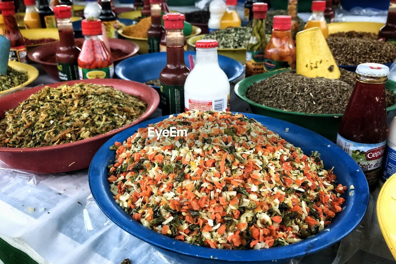 HIGH ANGLE VIEW OF VEGETABLES ON TABLE