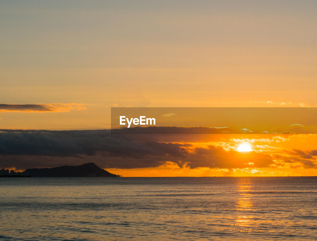 IDYLLIC SHOT OF SEA AGAINST SUNSET SKY