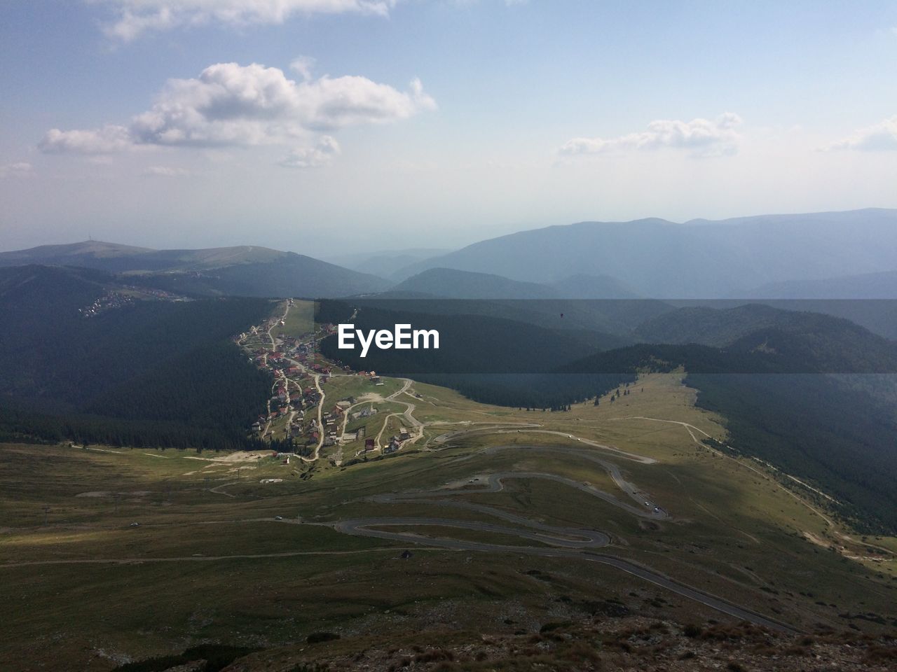 HIGH ANGLE VIEW OF VALLEY AND MOUNTAIN AGAINST SKY