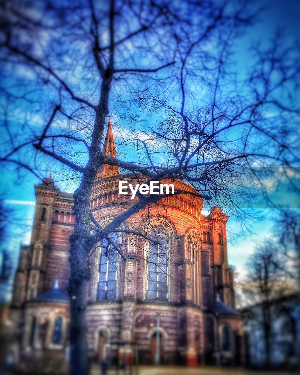 LOW ANGLE VIEW OF BUILDINGS AGAINST THE SKY