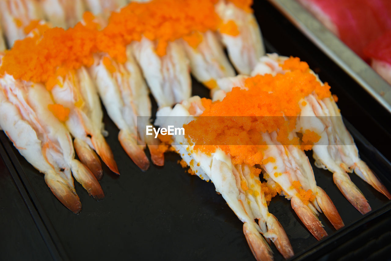 HIGH ANGLE VIEW OF SUSHI ON PLATE