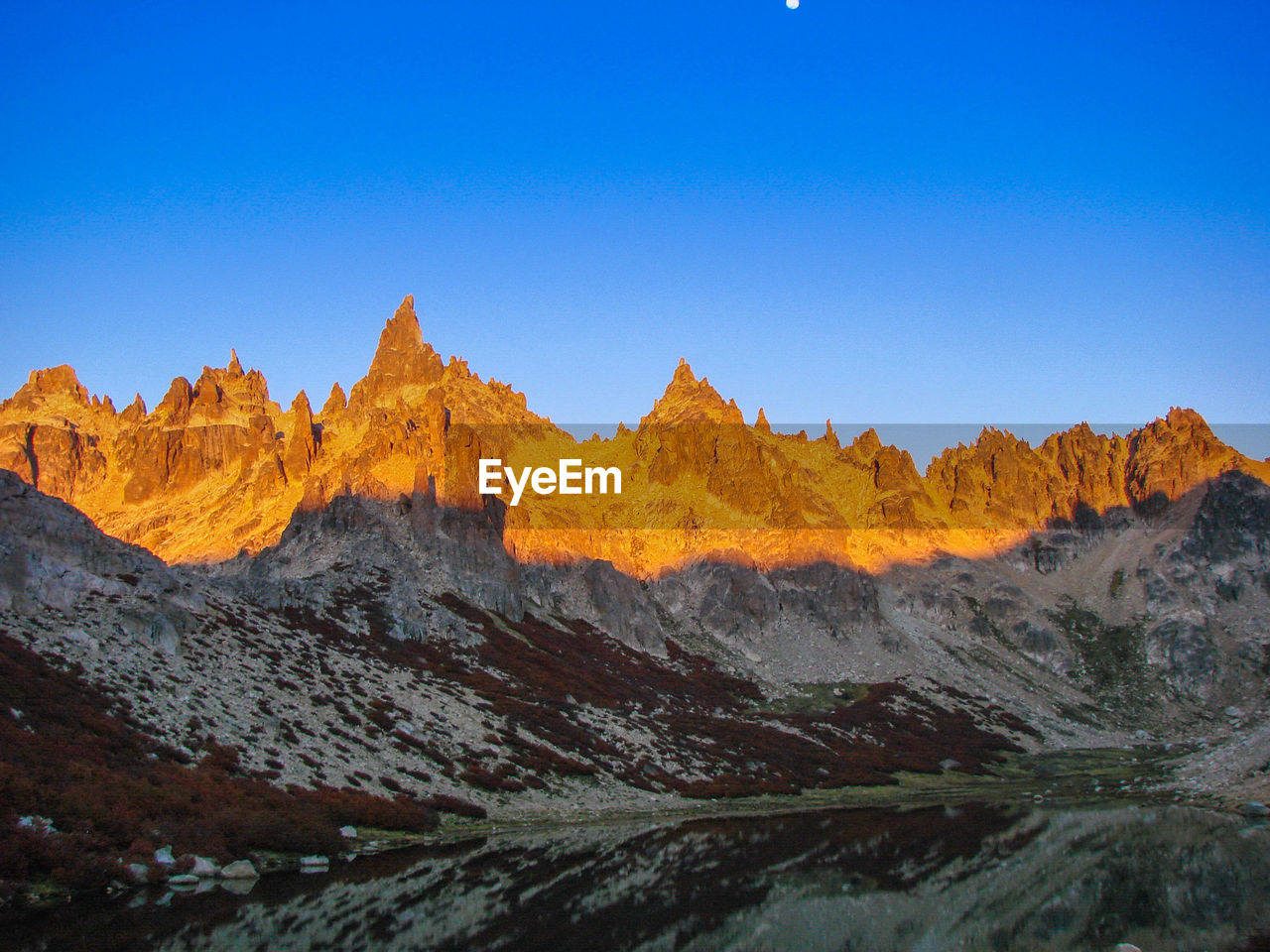 SCENIC VIEW OF MOUNTAIN RANGE AGAINST CLEAR BLUE SKY