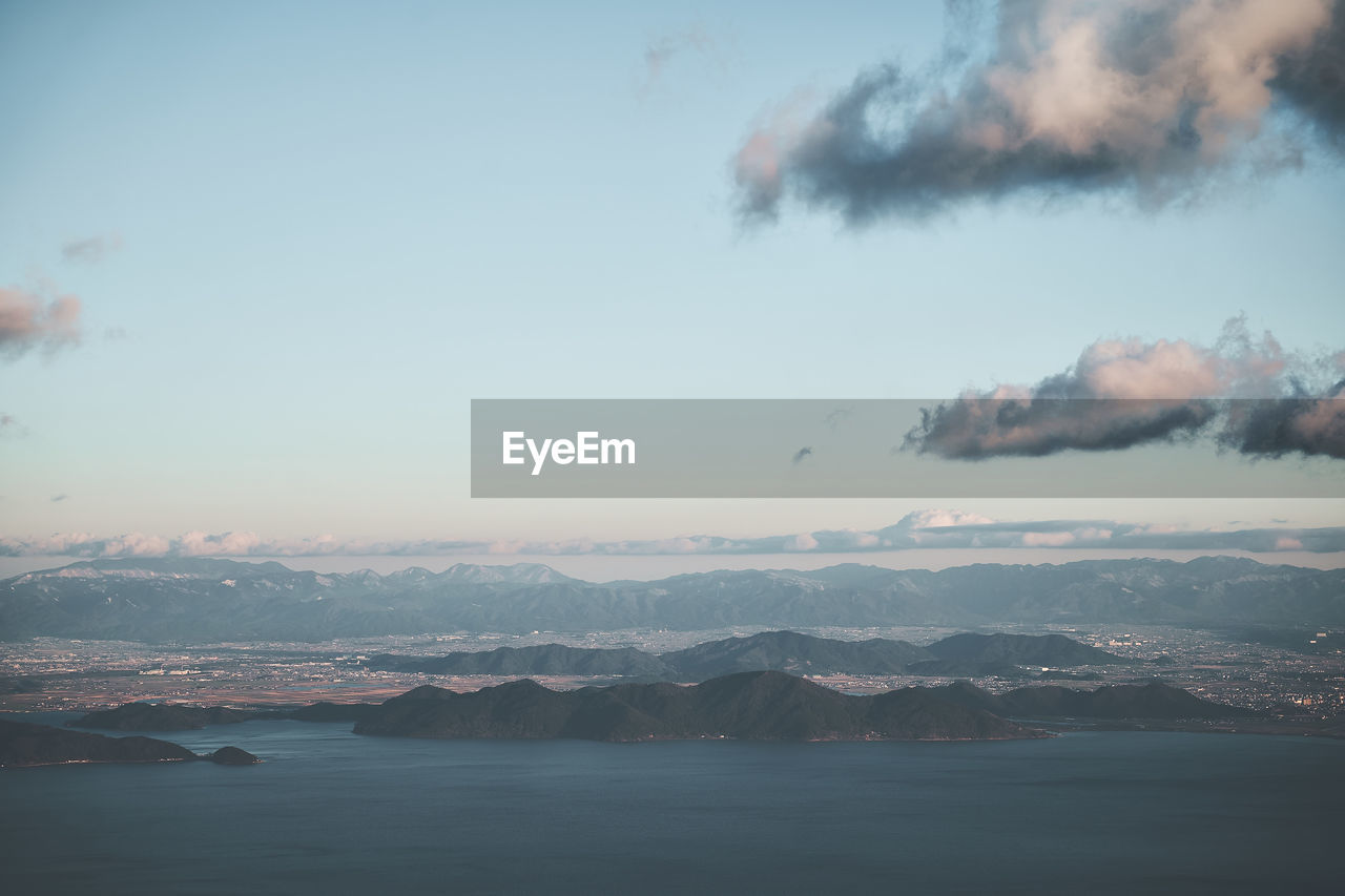 SCENIC VIEW OF SEA AND MOUNTAINS AGAINST SKY