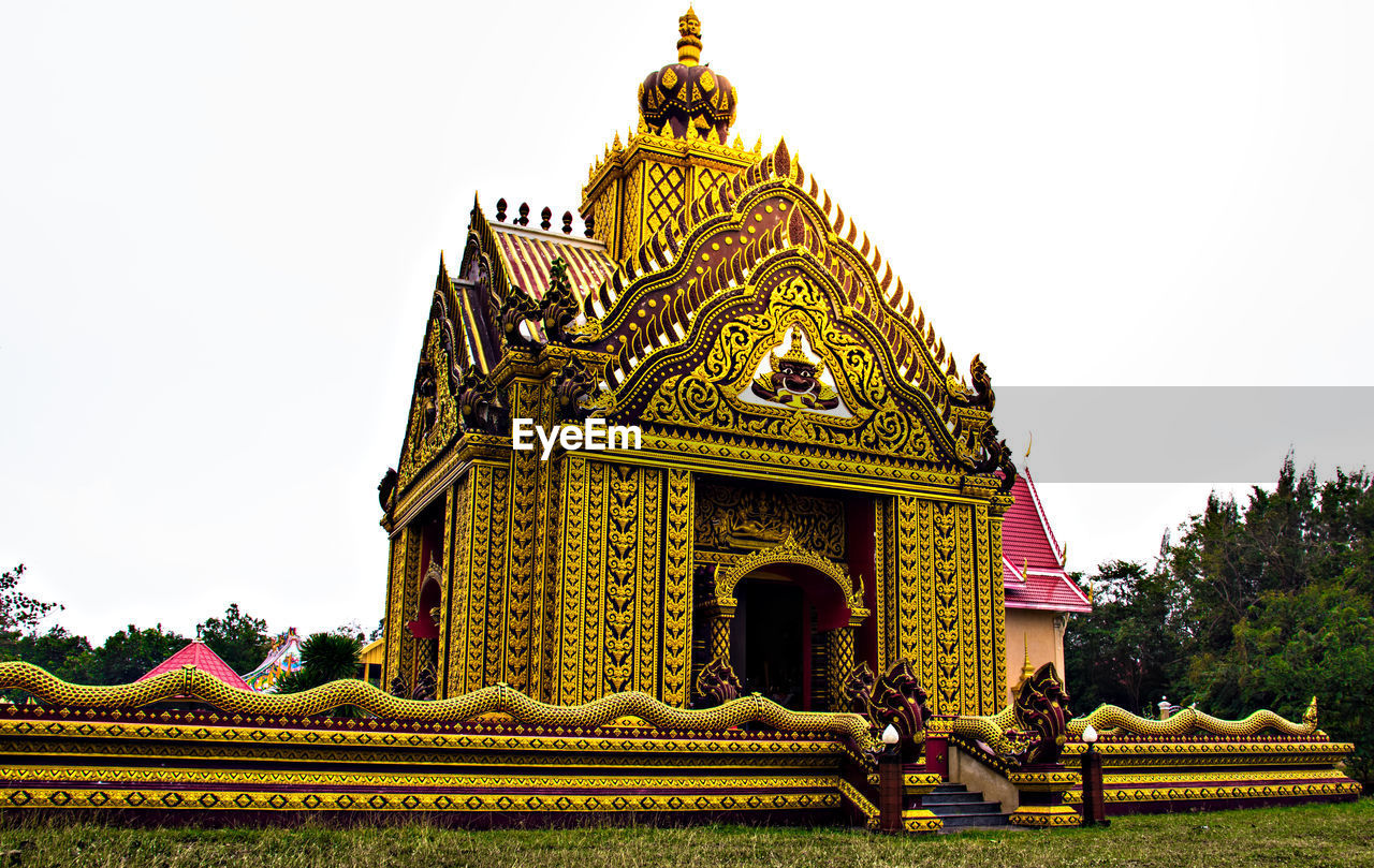 STATUE OF TEMPLE AGAINST BUILDINGS