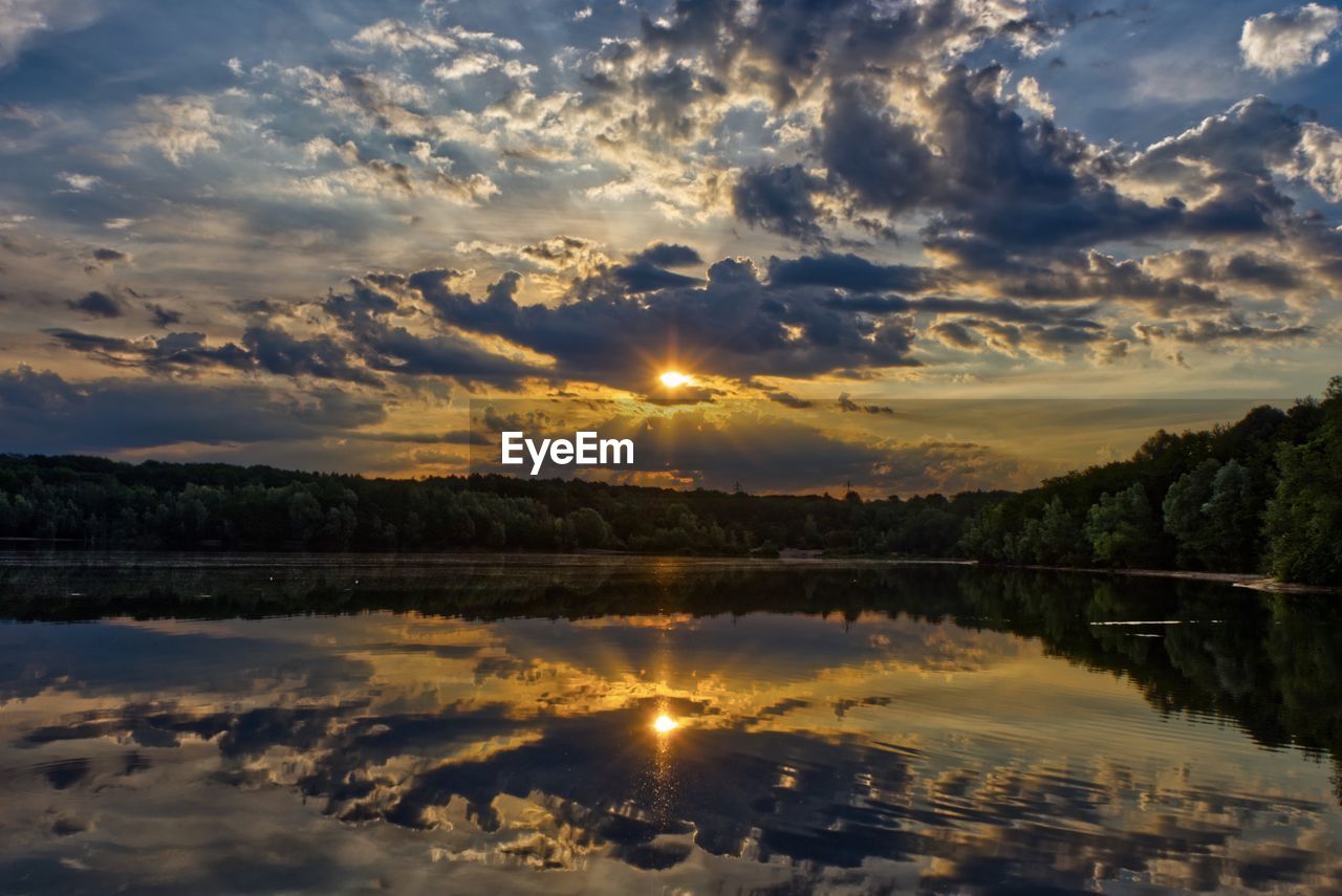 Wolken spiegelung im see 