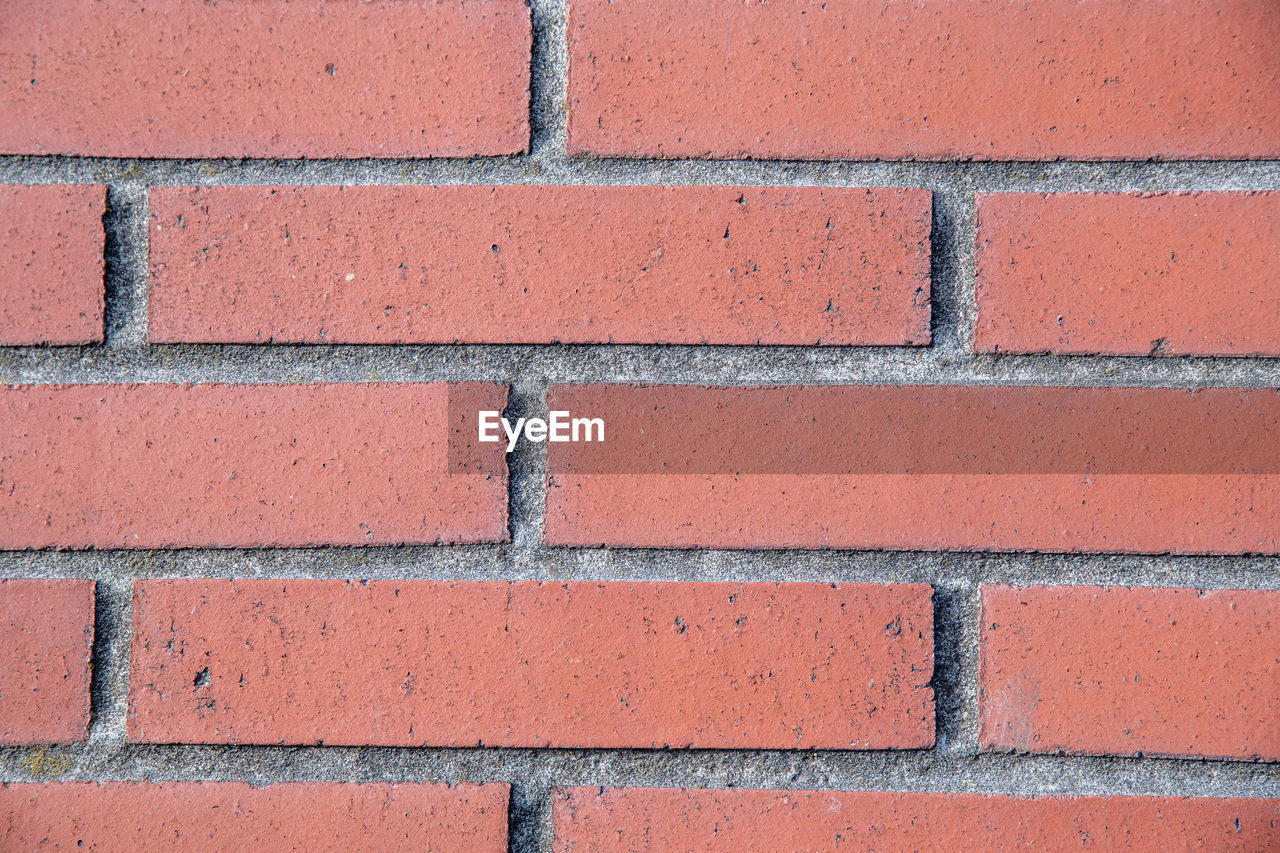 CLOSE-UP OF BRICK WALL