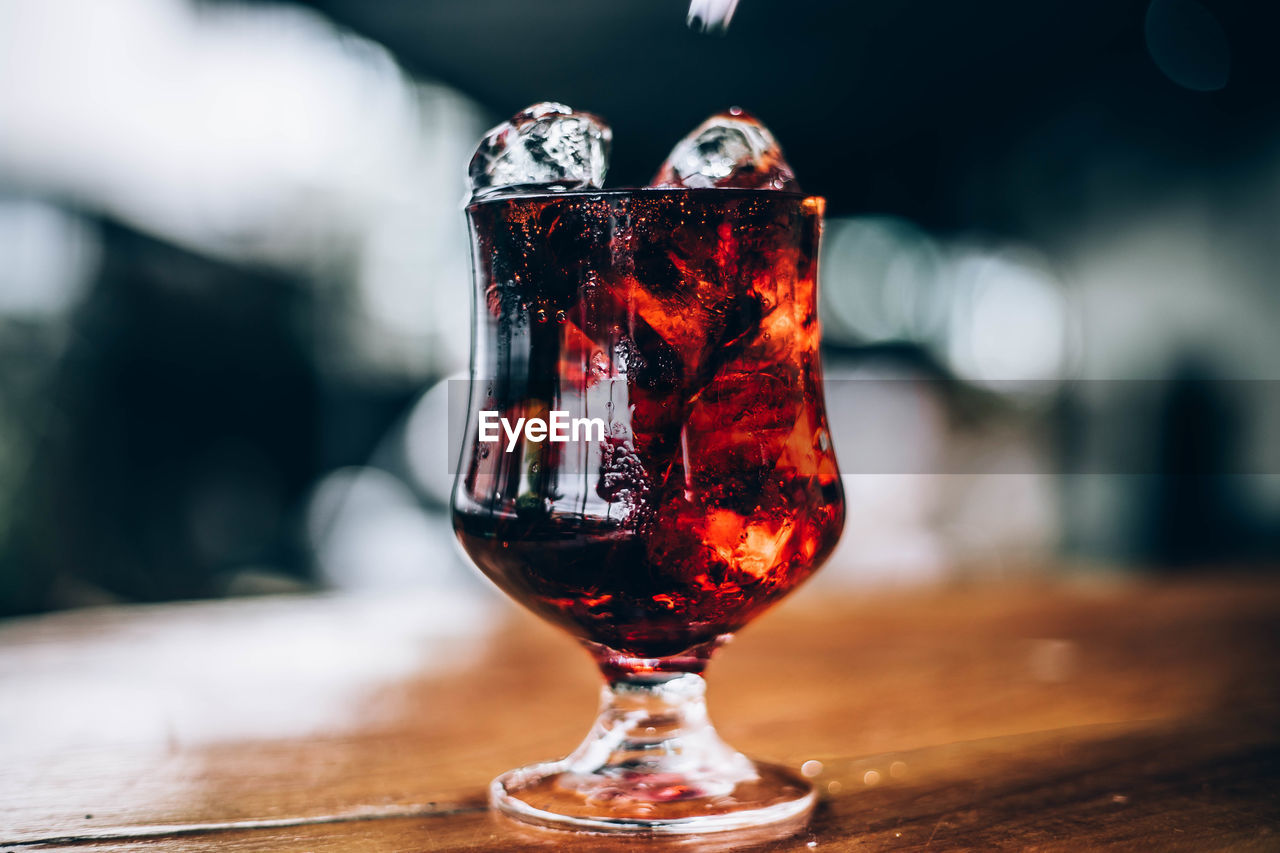 CLOSE-UP OF RED WINE ON TABLE