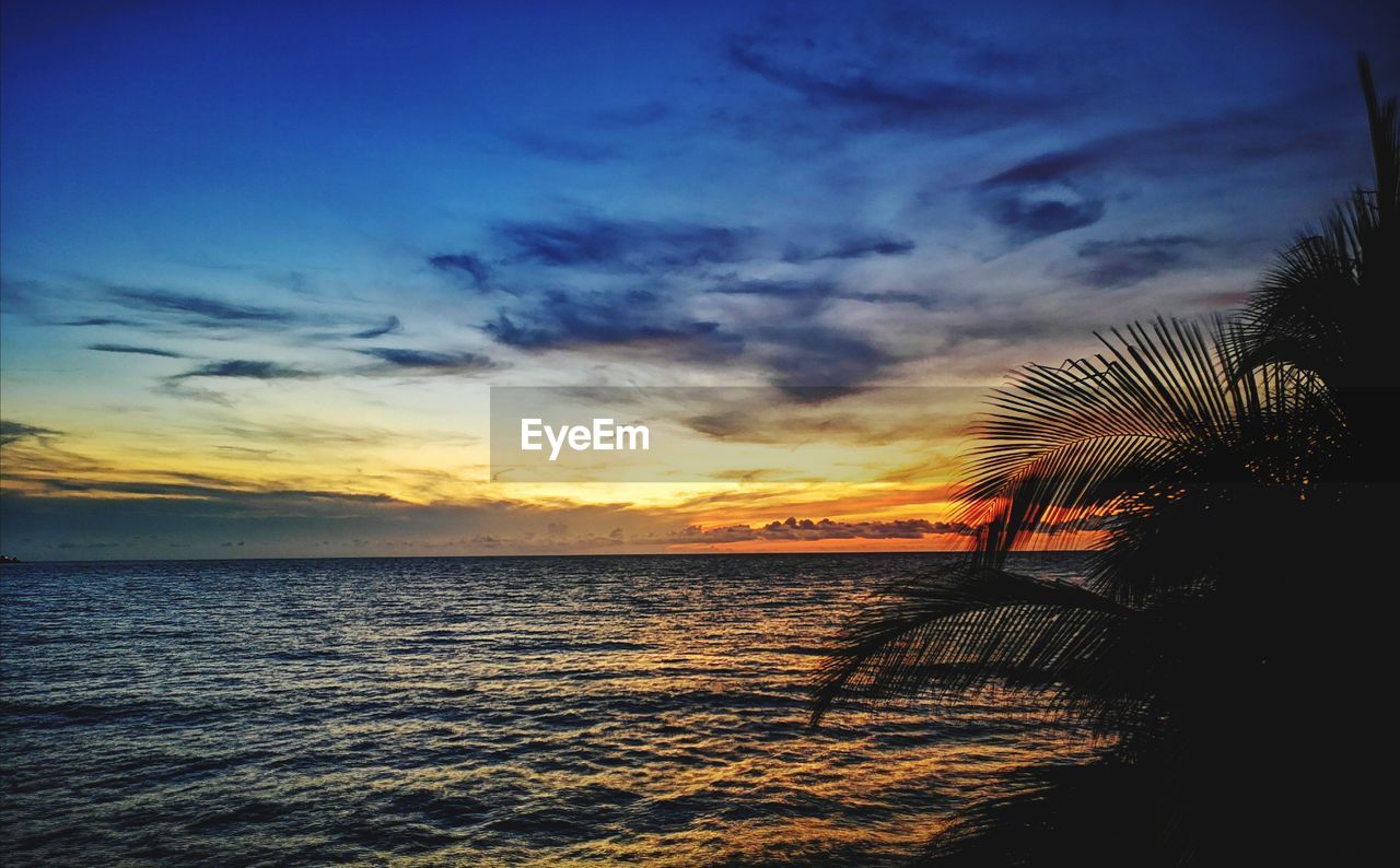 SCENIC VIEW OF SEA AGAINST SKY AT SUNSET