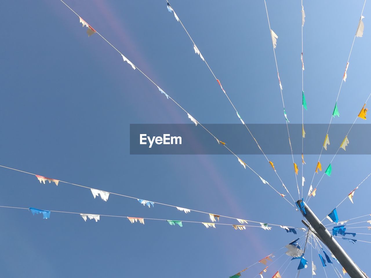 LOW ANGLE VIEW OF VAPOR TRAIL AGAINST CLEAR BLUE SKY