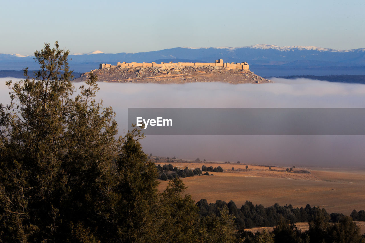 SCENIC VIEW OF SEA BY MOUNTAINS AGAINST SKY