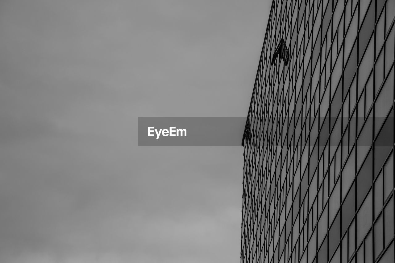 LOW ANGLE VIEW OF BUILDINGS AGAINST SKY