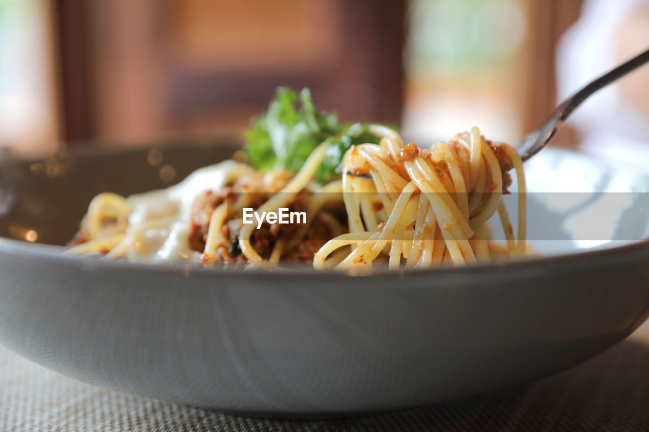 CLOSE-UP OF NOODLES IN BOWL