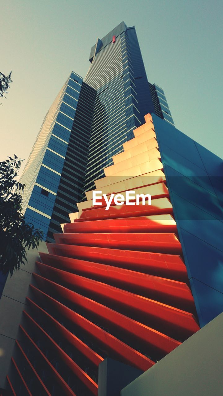 LOW ANGLE VIEW OF MODERN BUILDINGS AGAINST SKY