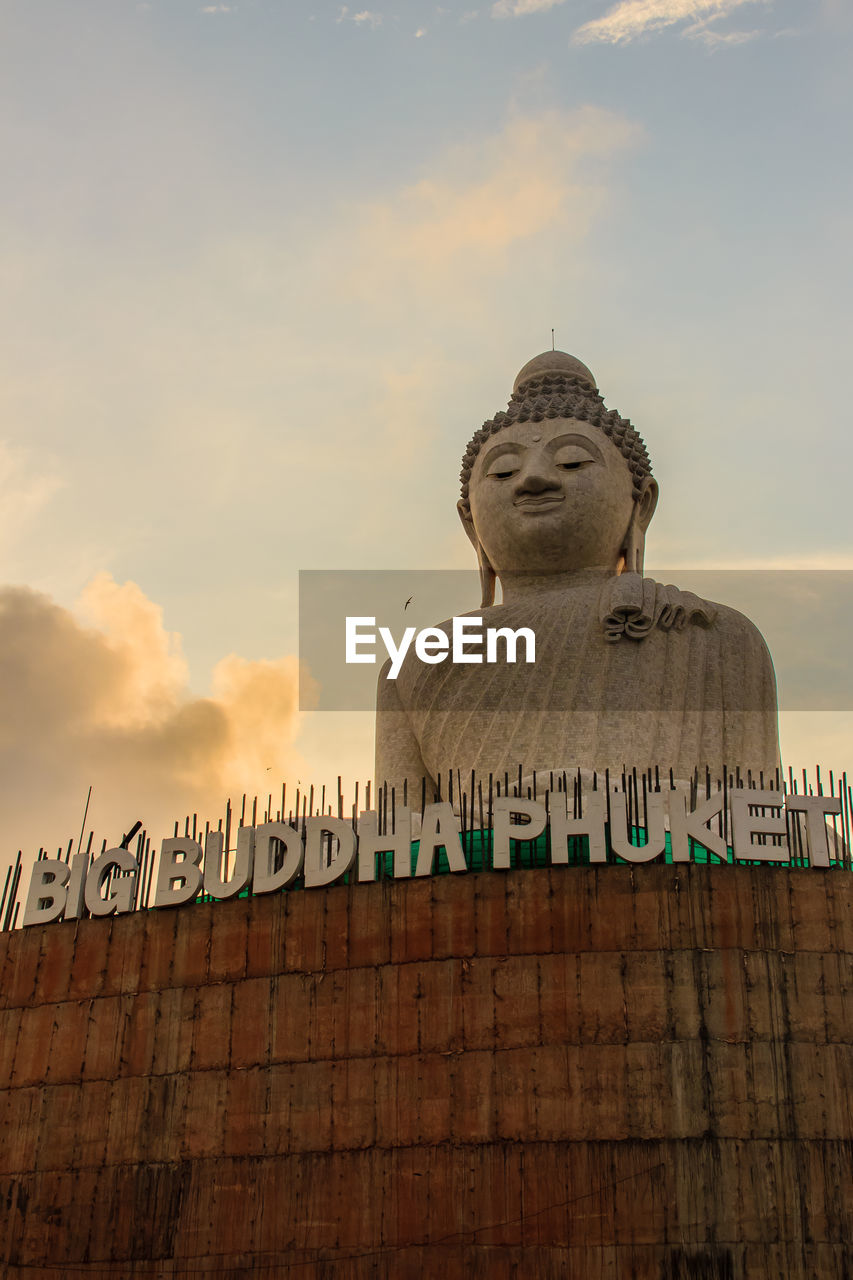 LOW ANGLE VIEW OF STATUE OF BUILDING