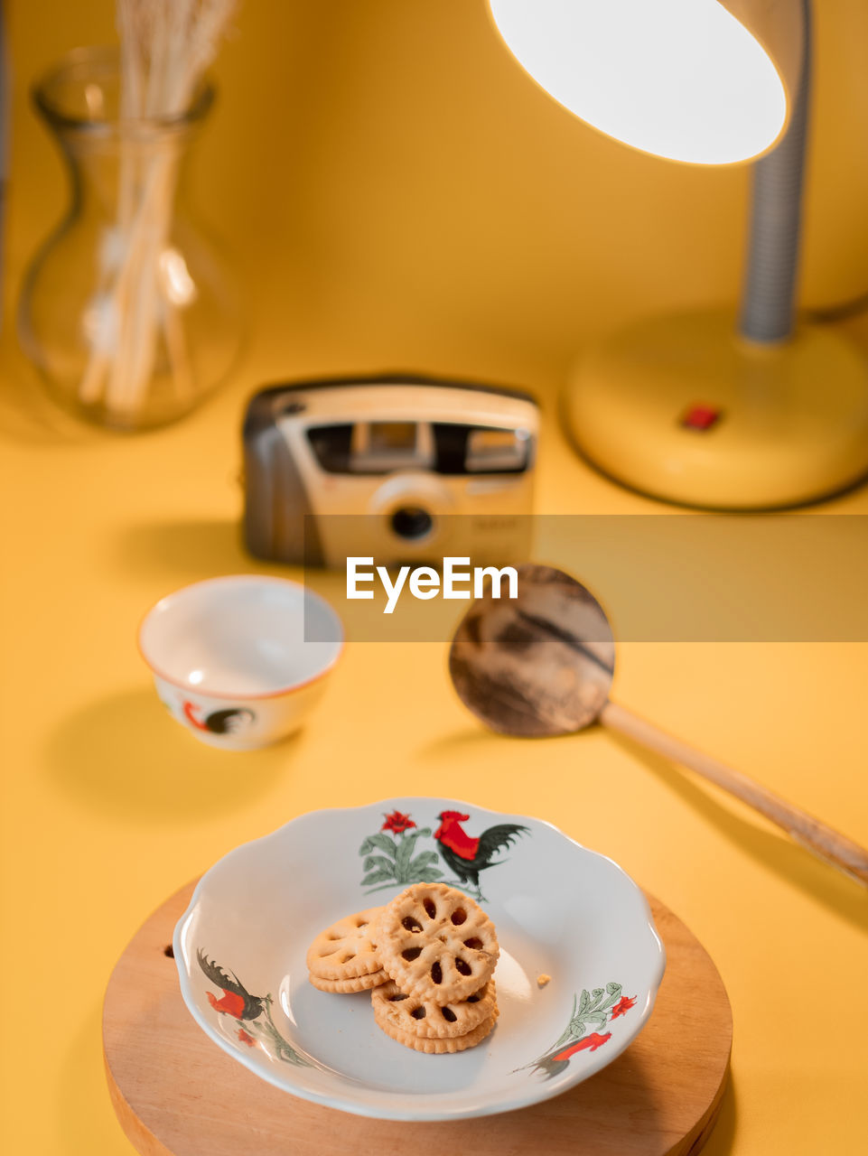 CLOSE-UP OF CAKE ON PLATE