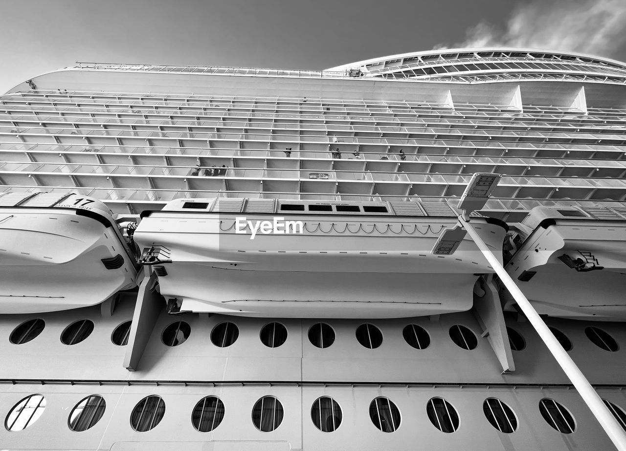 black and white, ship, monochrome, monochrome photography, vehicle, passenger ship, watercraft, no people, architecture, boat, ocean liner, built structure