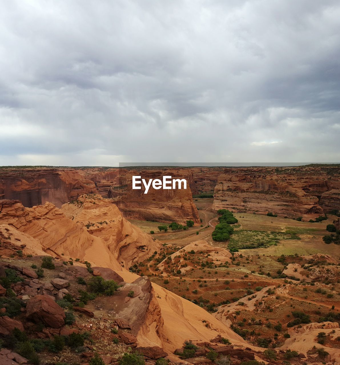 Scenic view of rocky mountains at canyon de chelly national park against cloudy sky