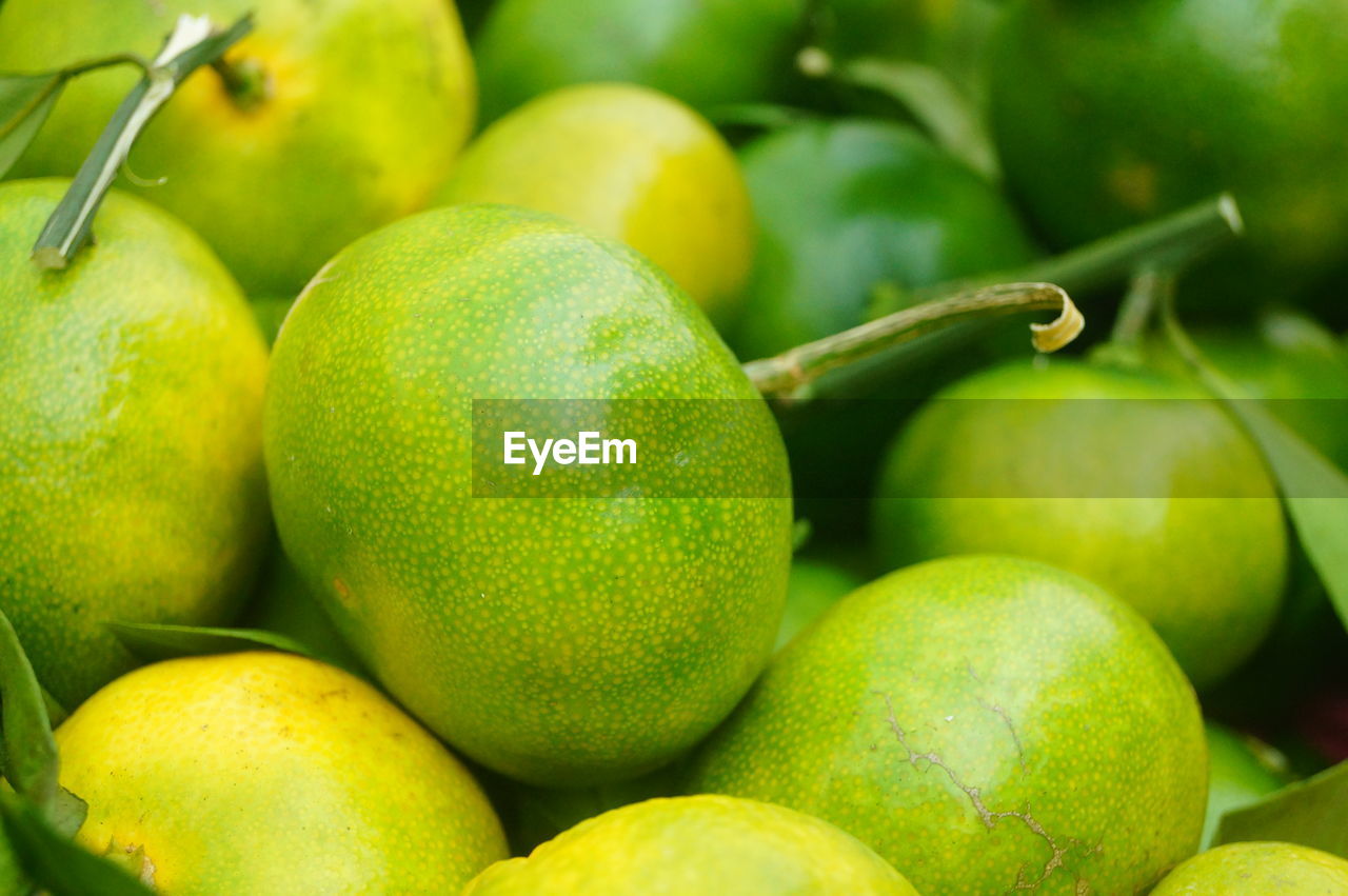 CLOSE-UP OF ORANGES FOR SALE IN MARKET