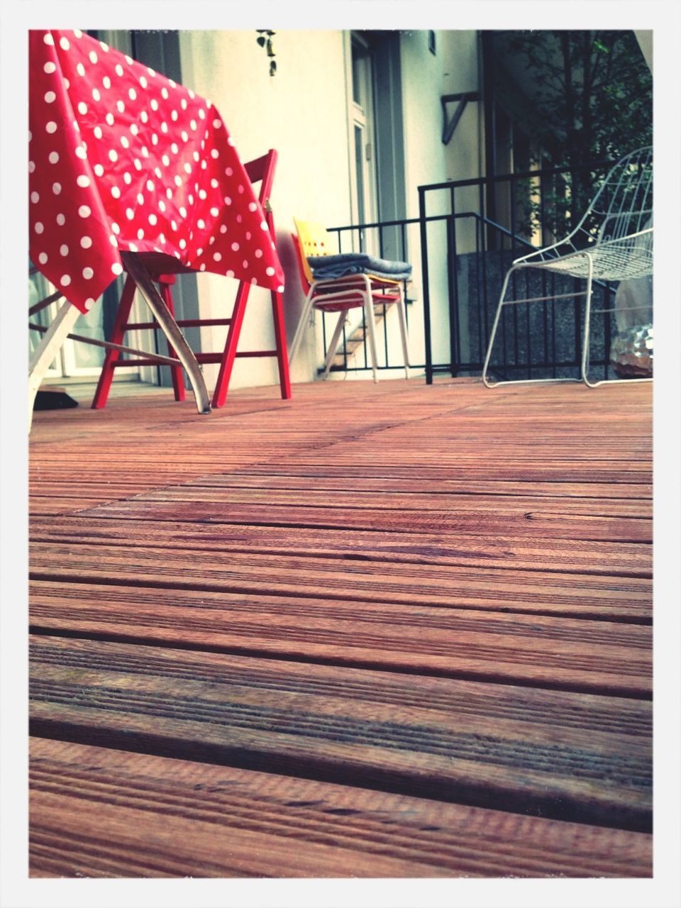 CLOSE-UP OF RED EMPTY BENCH