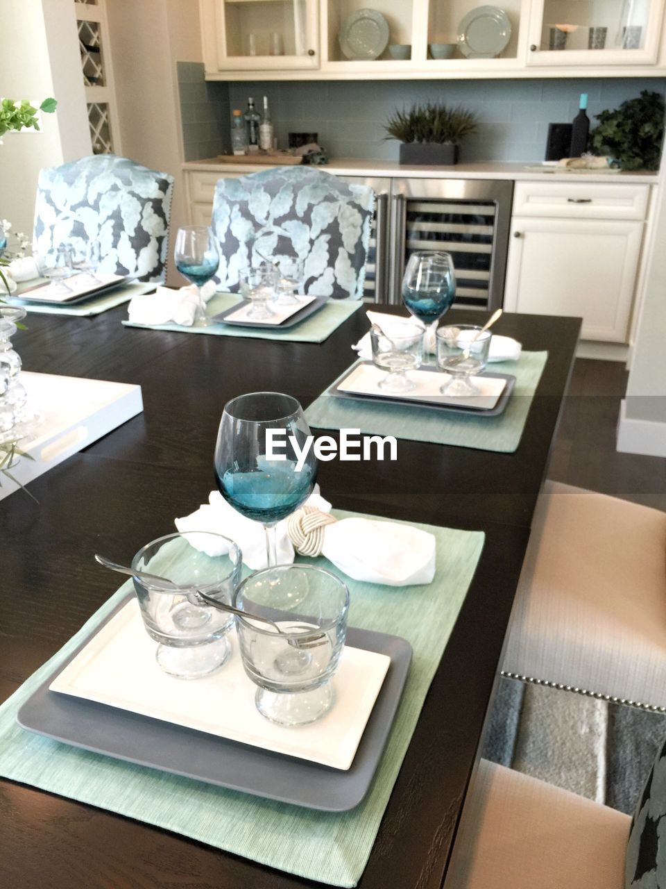 HIGH ANGLE VIEW OF CHAIRS AND TABLE ON KITCHEN