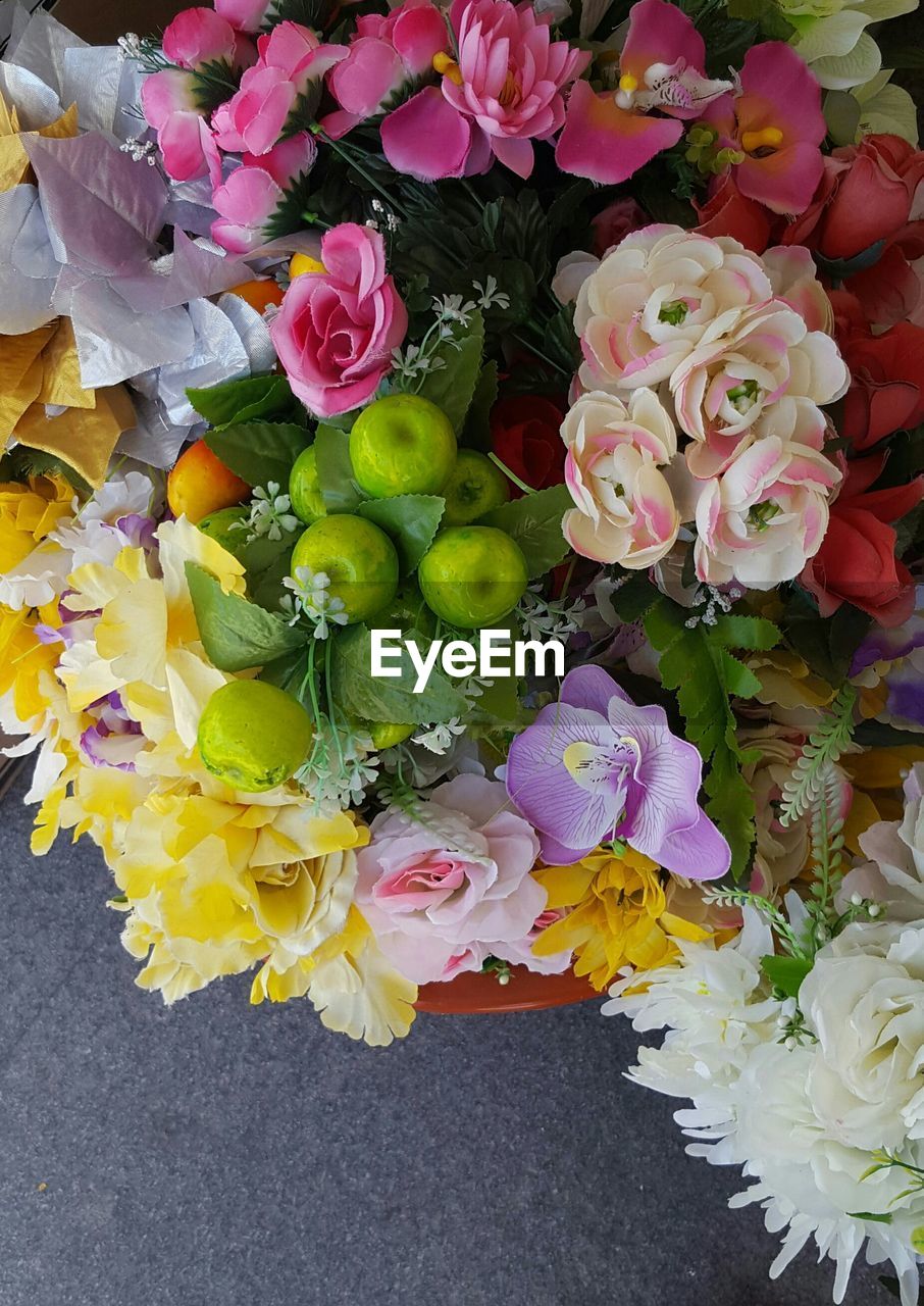 CLOSE-UP OF MULTI COLORED BOUQUET