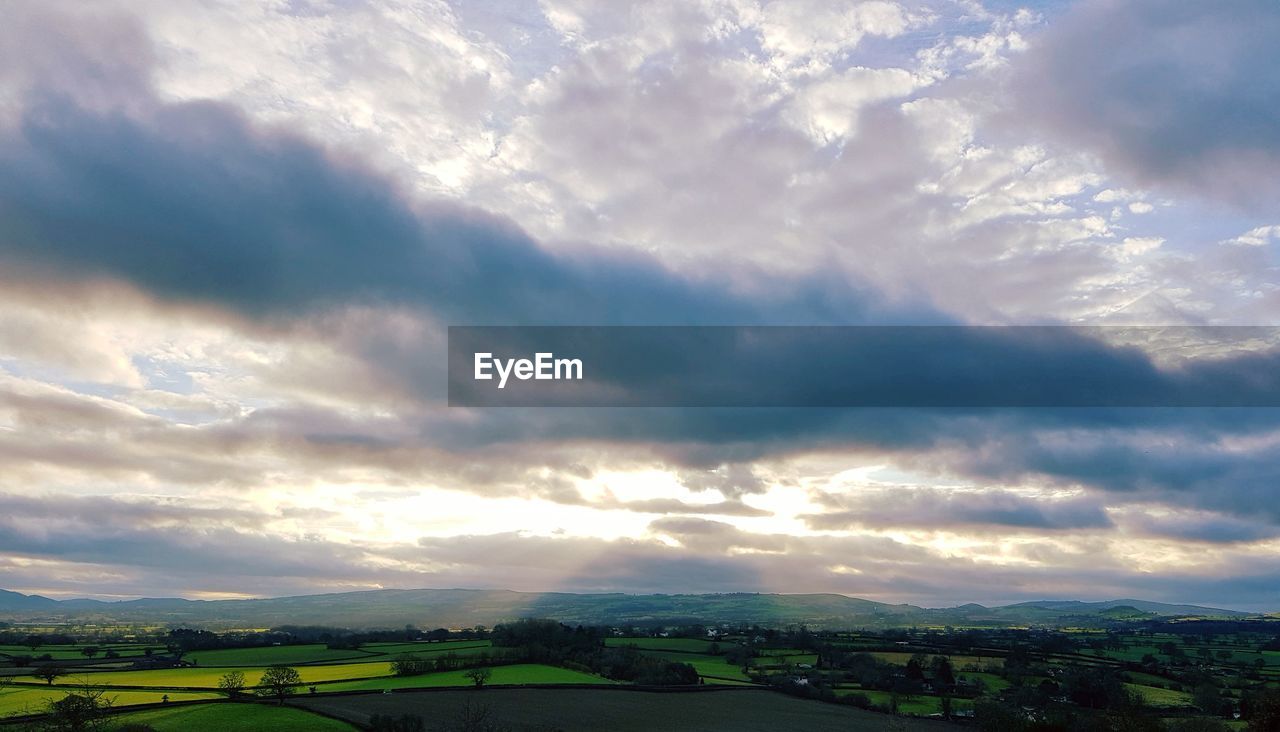 SCENIC VIEW OF DRAMATIC SKY OVER FIELD