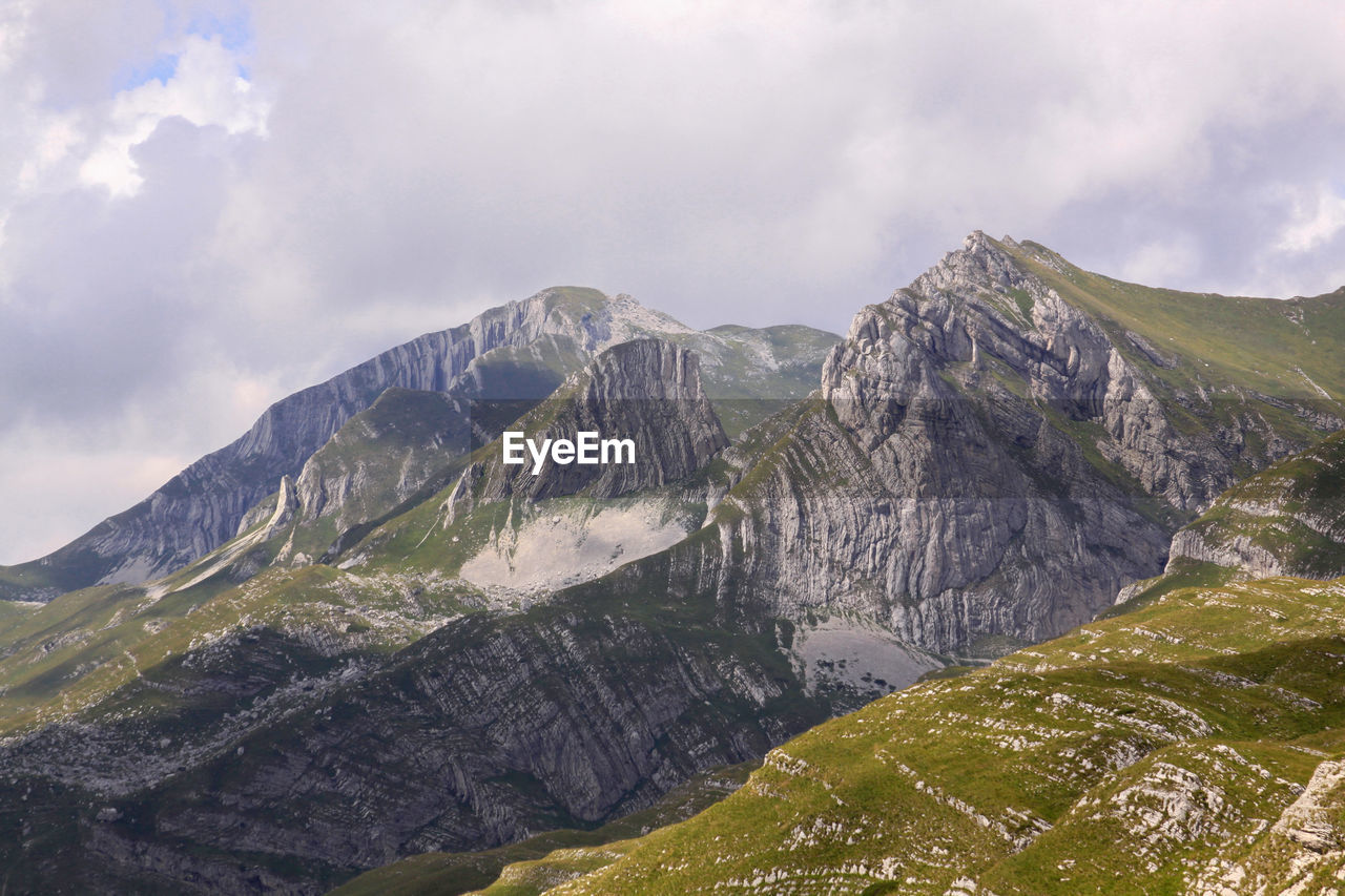 PANORAMIC VIEW OF MOUNTAIN RANGE AGAINST SKY