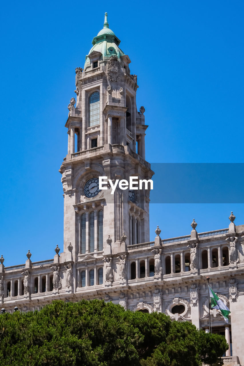 LOW ANGLE VIEW OF CLOCK TOWER AGAINST SKY