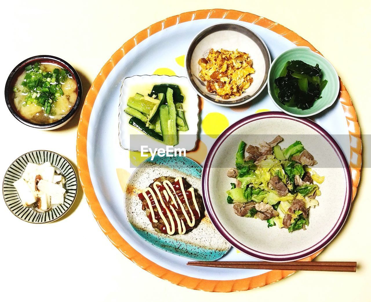 HIGH ANGLE VIEW OF FOOD ON TABLE