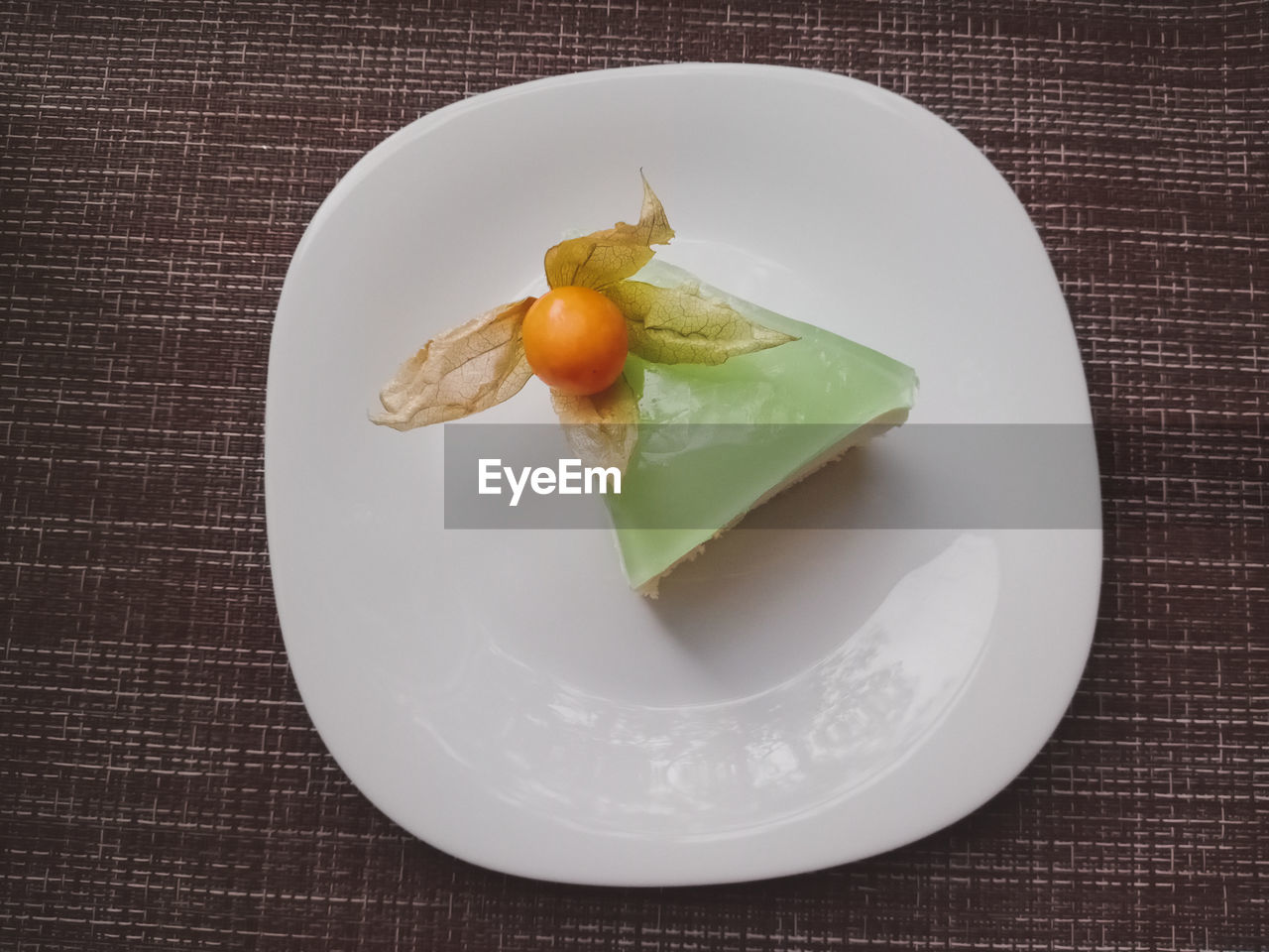 HIGH ANGLE VIEW OF FRUITS IN PLATE