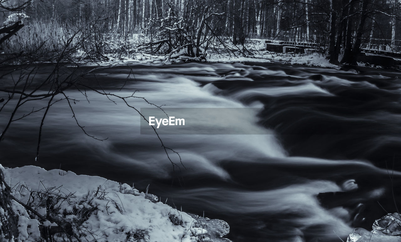 SCENIC VIEW OF STREAM FLOWING IN WINTER