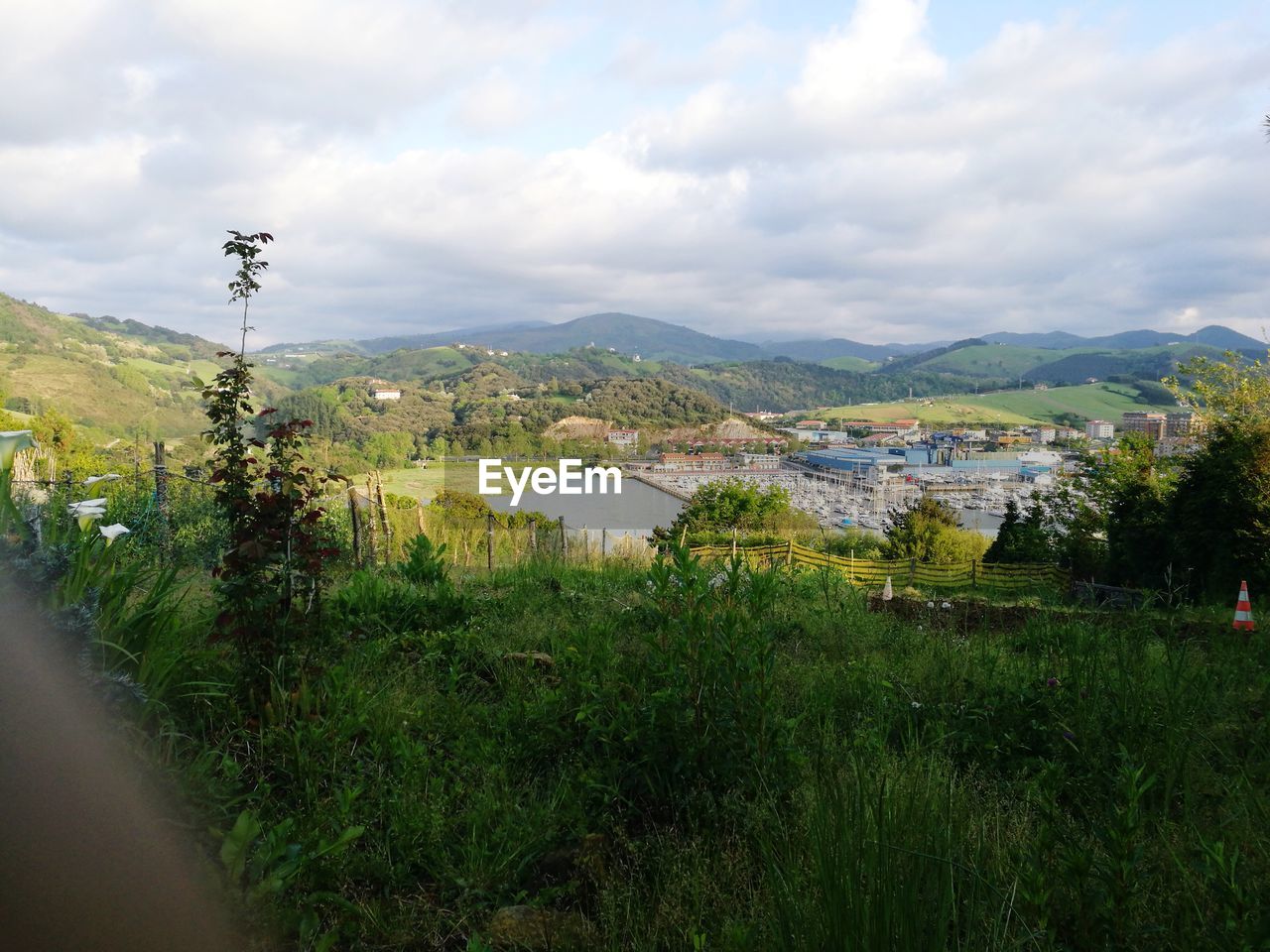 VIEW OF TOWNSCAPE AGAINST SKY
