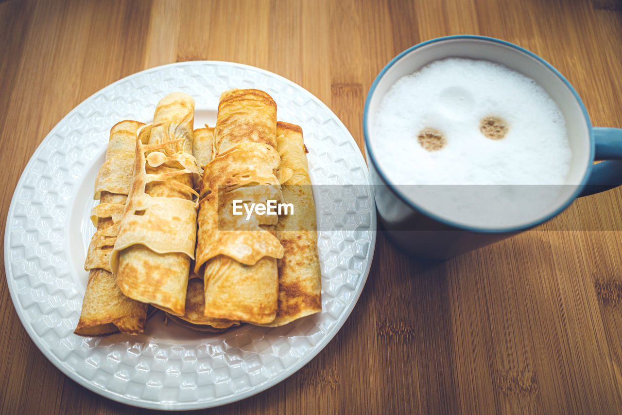 HIGH ANGLE VIEW OF BREAKFAST