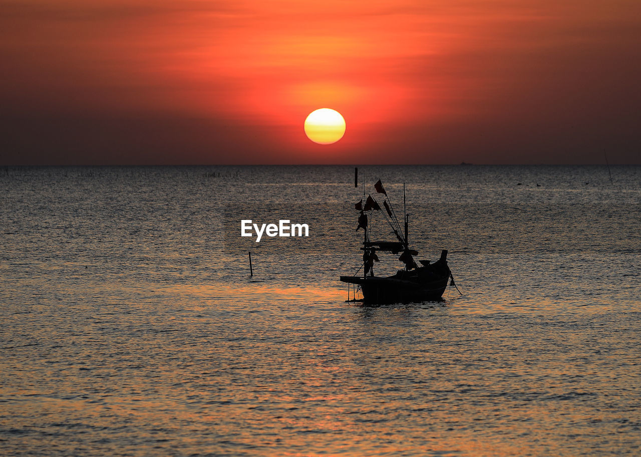 SILHOUETTE BOAT IN SEA AGAINST SKY DURING SUNSET