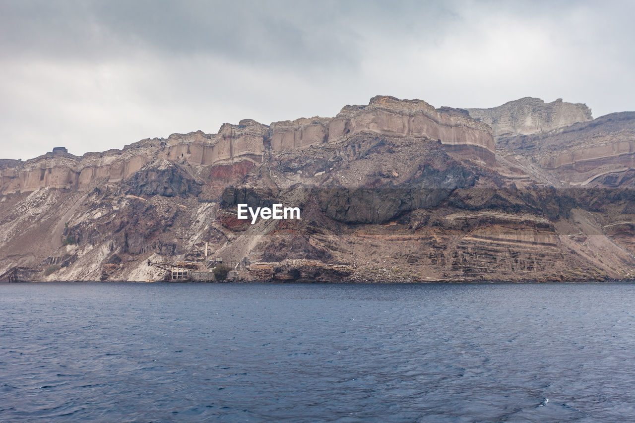 SCENIC VIEW OF SEA AND MOUNTAIN AGAINST SKY