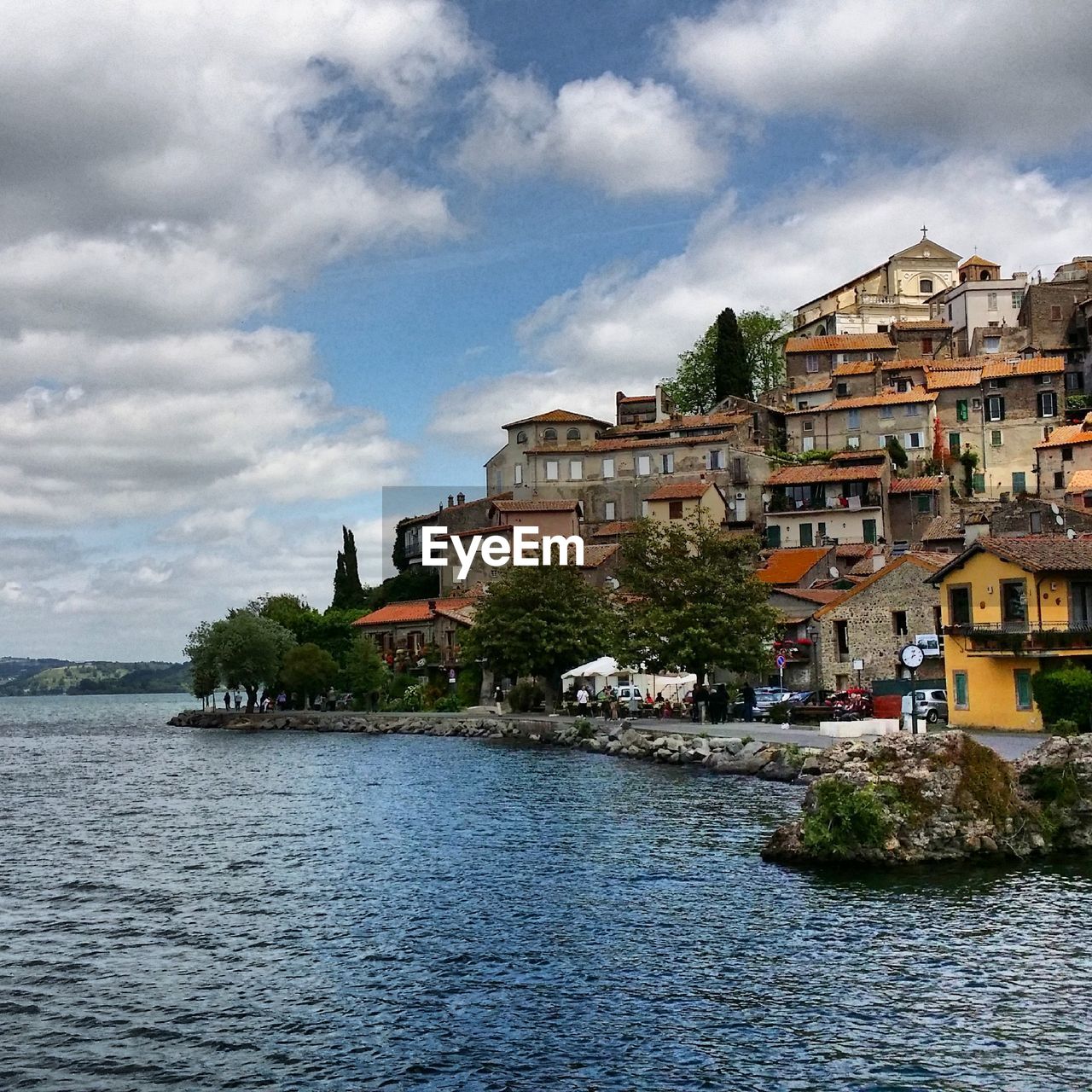 TOWNSCAPE BY SEA AGAINST SKY