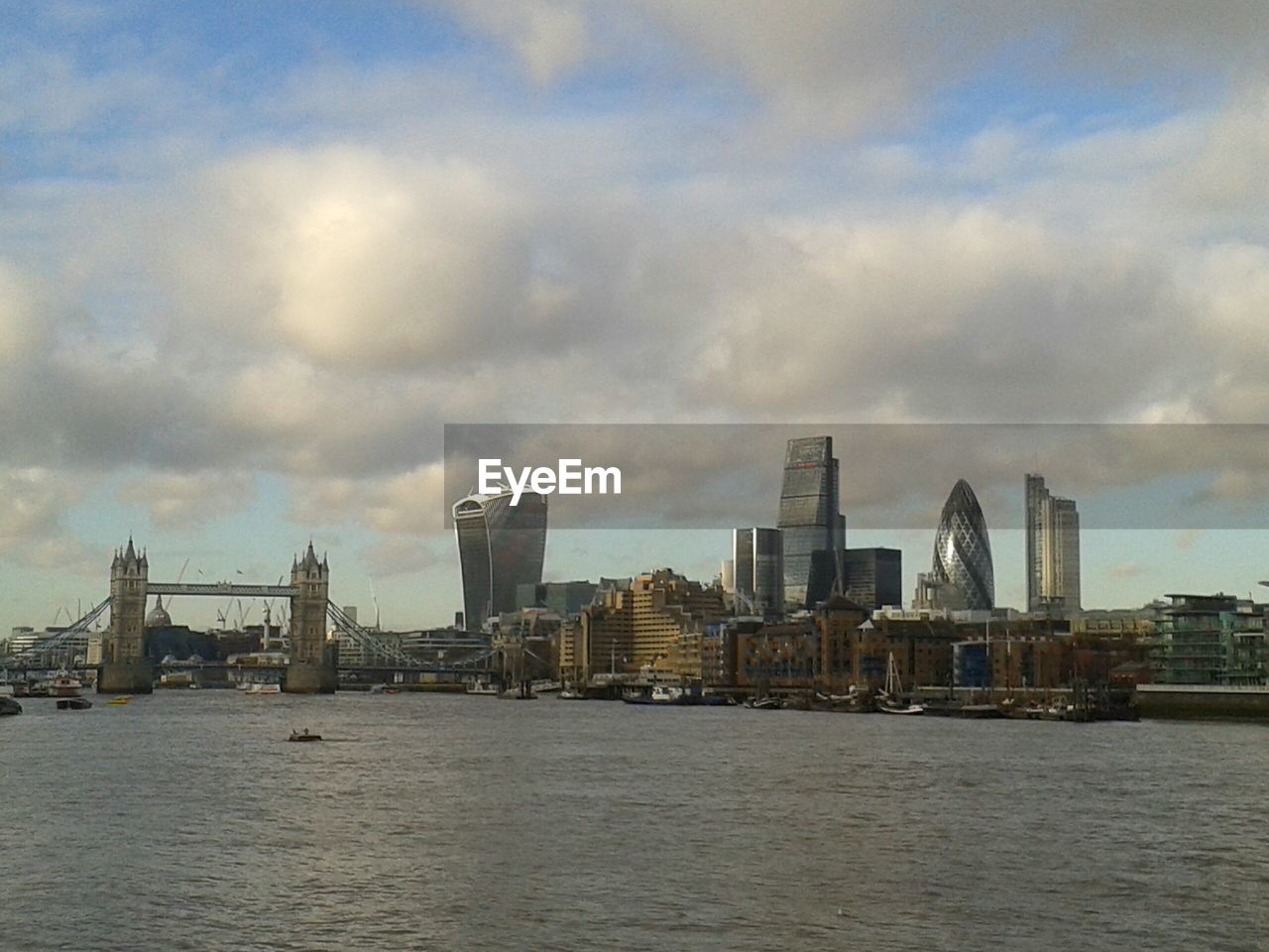 SKYSCRAPERS IN CITY AGAINST CLOUDY SKY