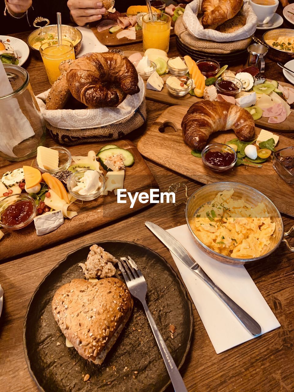 HIGH ANGLE VIEW OF FOOD SERVED IN PLATE