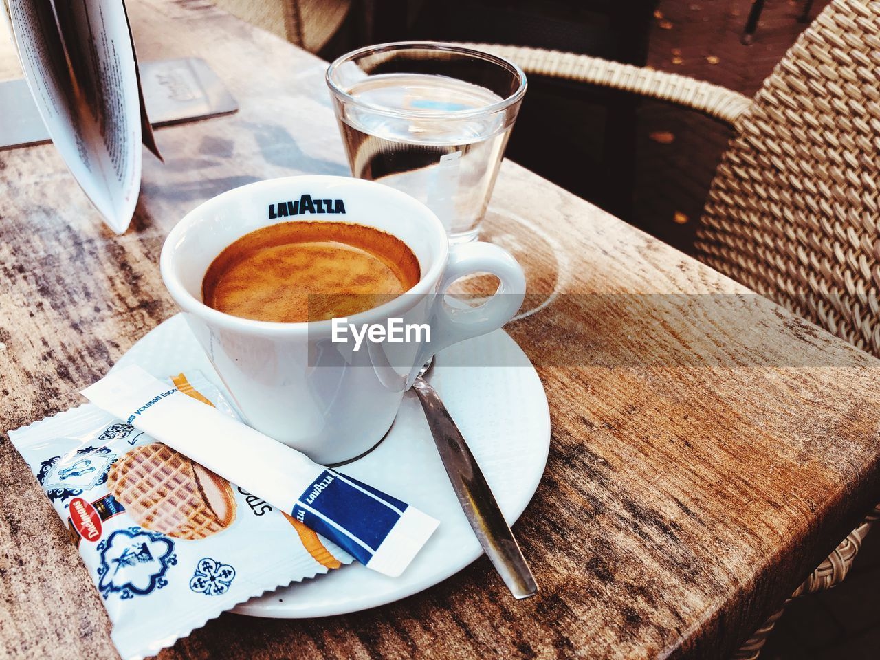 HIGH ANGLE VIEW OF COFFEE CUP AND TABLE