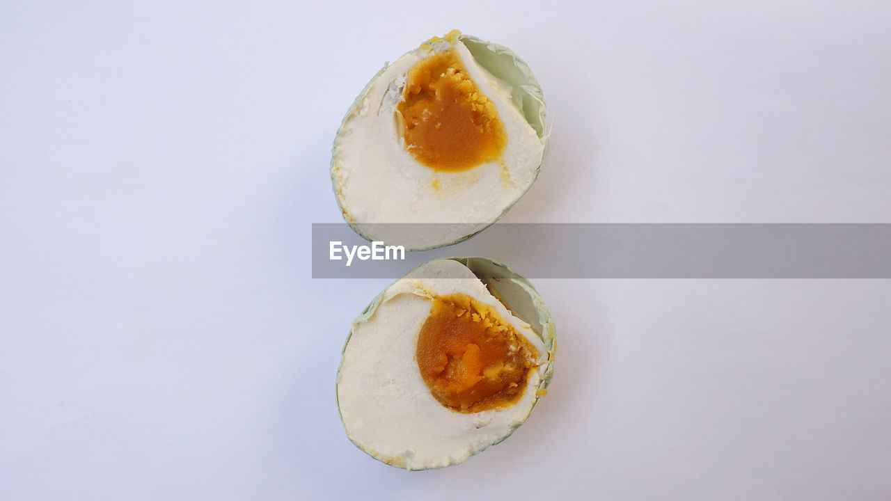 HIGH ANGLE VIEW OF BREAD ON TABLE