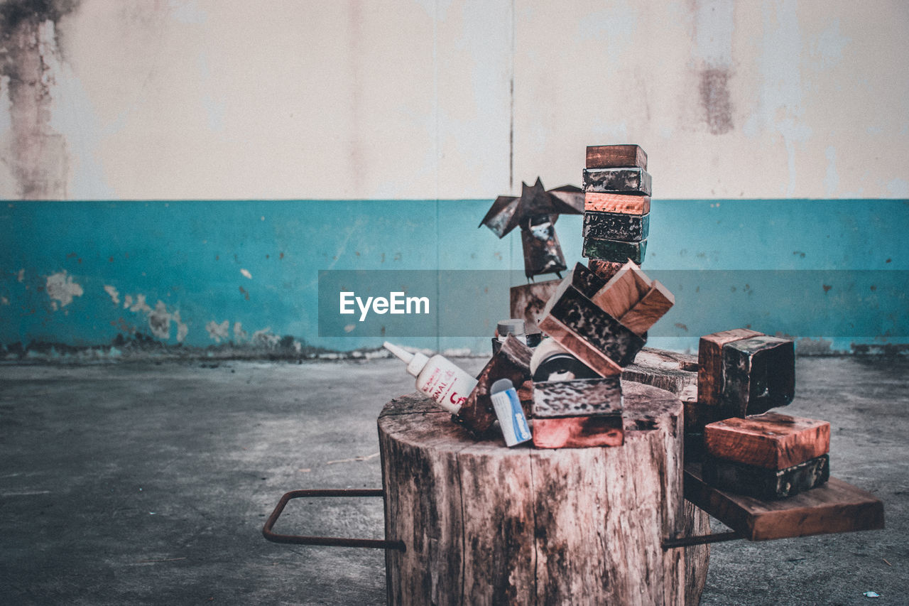 CLOSE-UP OF RUSTY METAL ON WALL