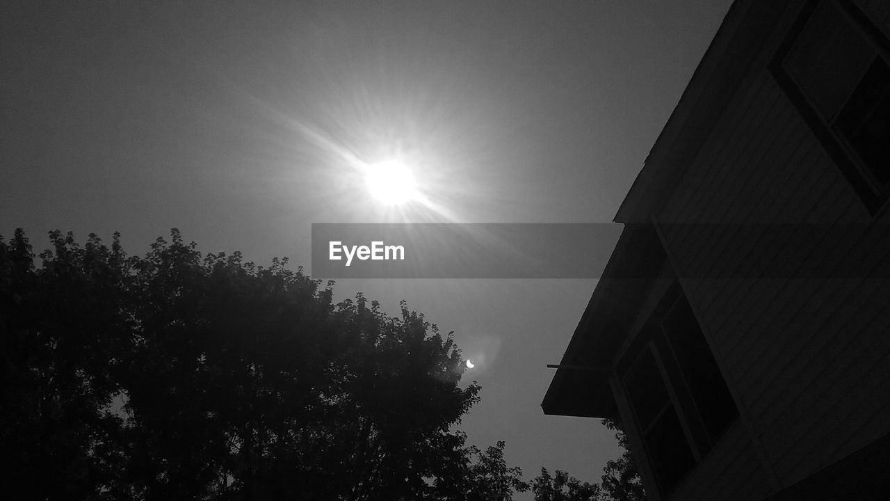 LOW ANGLE VIEW OF MODERN BUILDINGS AGAINST SKY