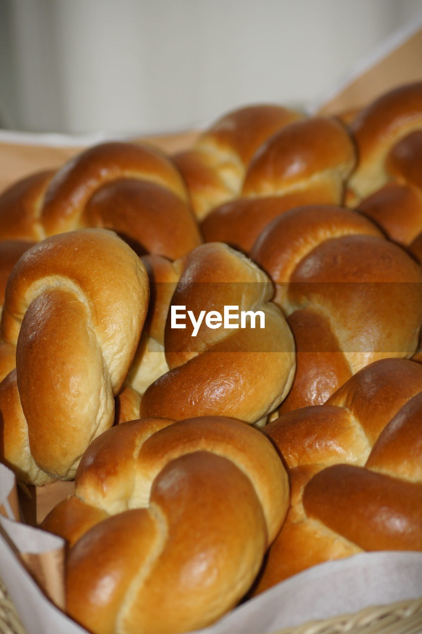 CLOSE-UP VIEW OF FRESH BREAD