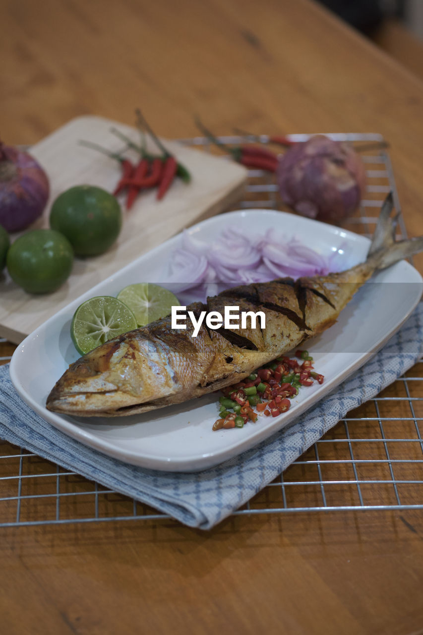 HIGH ANGLE VIEW OF FOOD ON TABLE