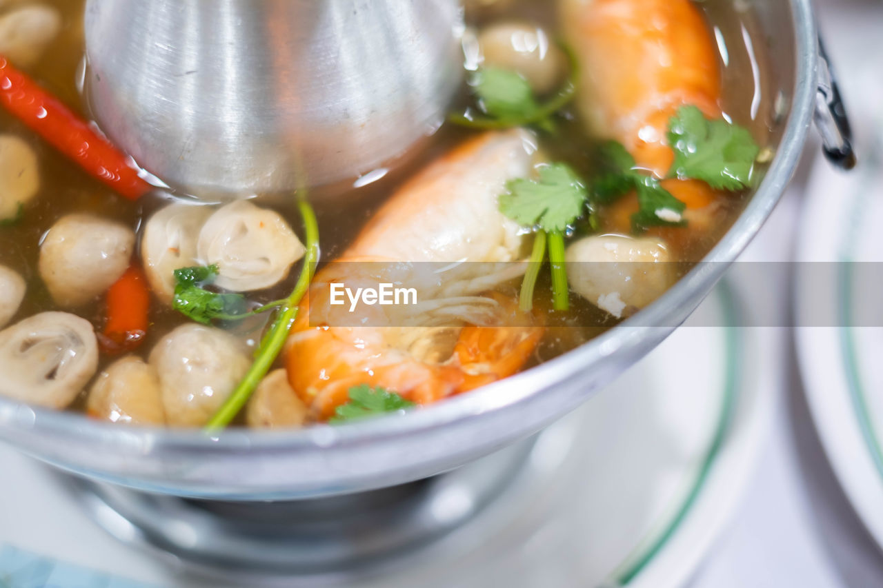 CLOSE-UP OF NOODLES IN BOWL