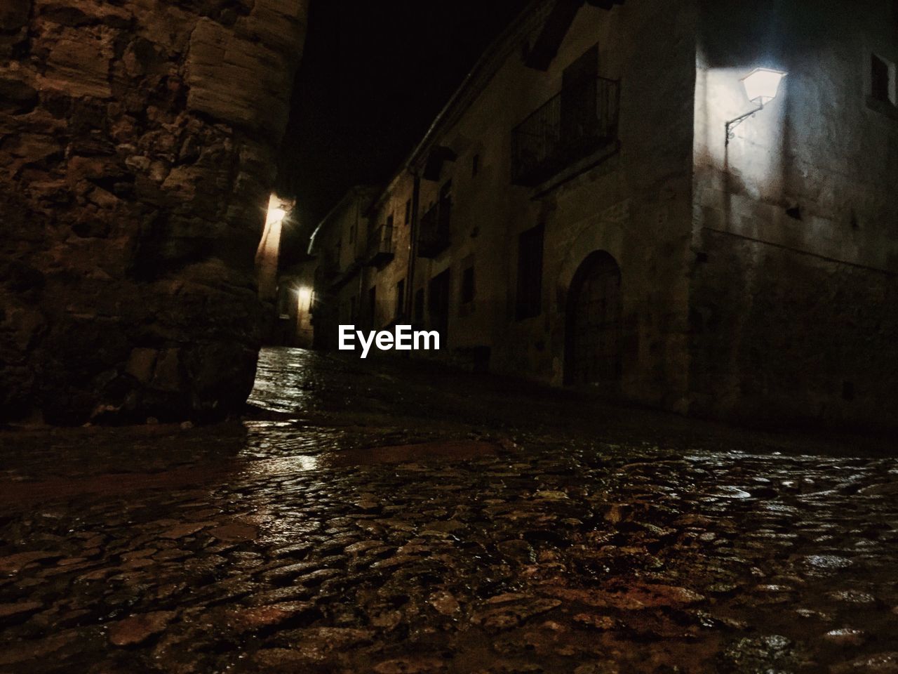 VIEW OF ILLUMINATED BUILDINGS IN THE DARK