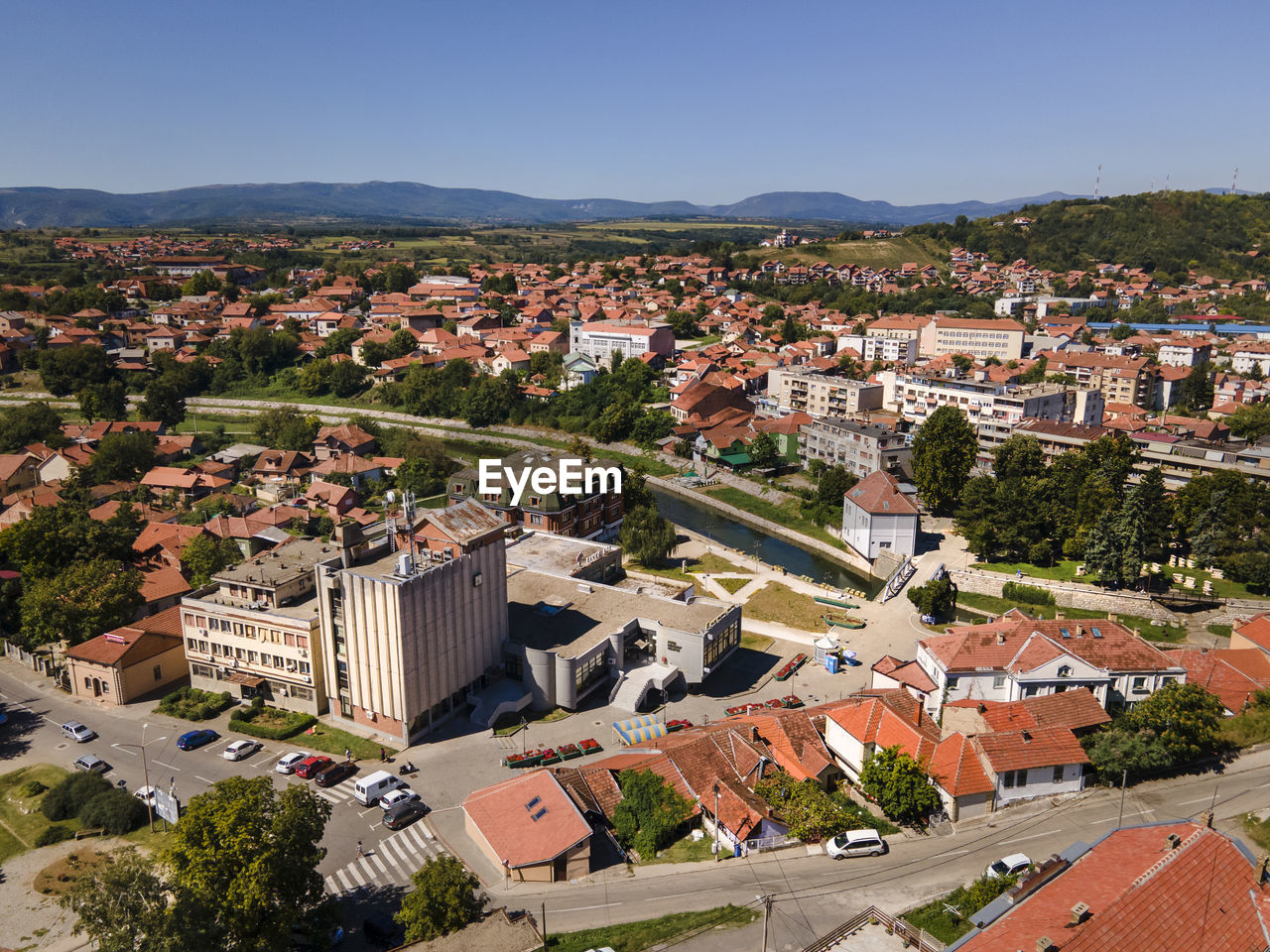 HIGH ANGLE VIEW OF BUILDINGS IN CITY AGAINST SKY