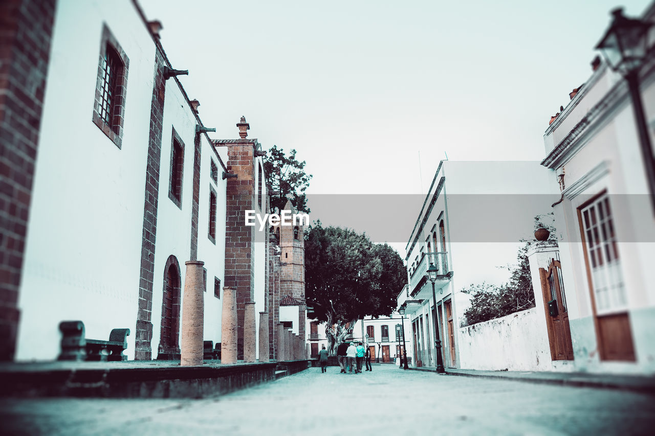 LOW ANGLE VIEW OF BUILDINGS AGAINST SKY