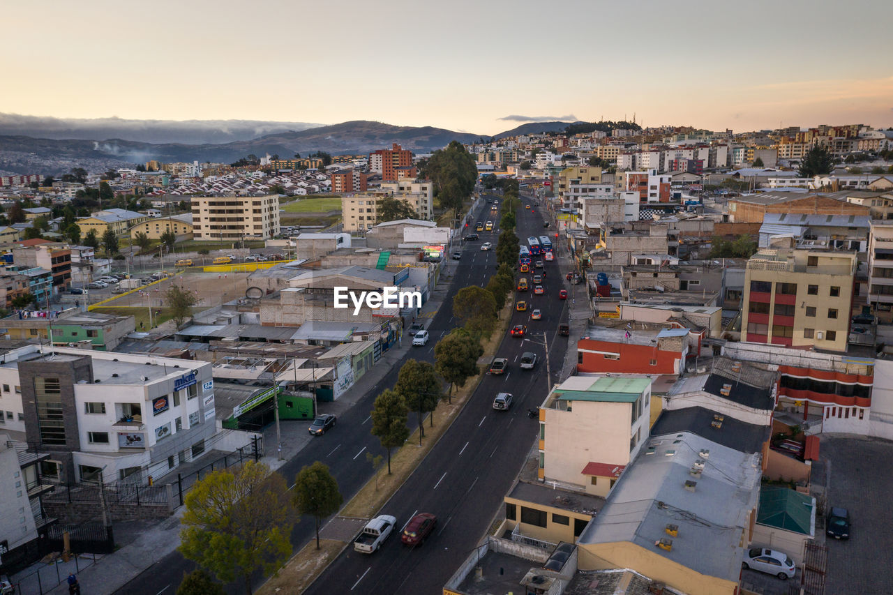 HIGH ANGLE VIEW OF TOWNSCAPE AGAINST SKY